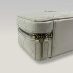 Chanel Vanity Case Mini in Pelle Bianca Trapuntata con Logo CC e Catena Dorata – Borsa a Mano e a Tracolla