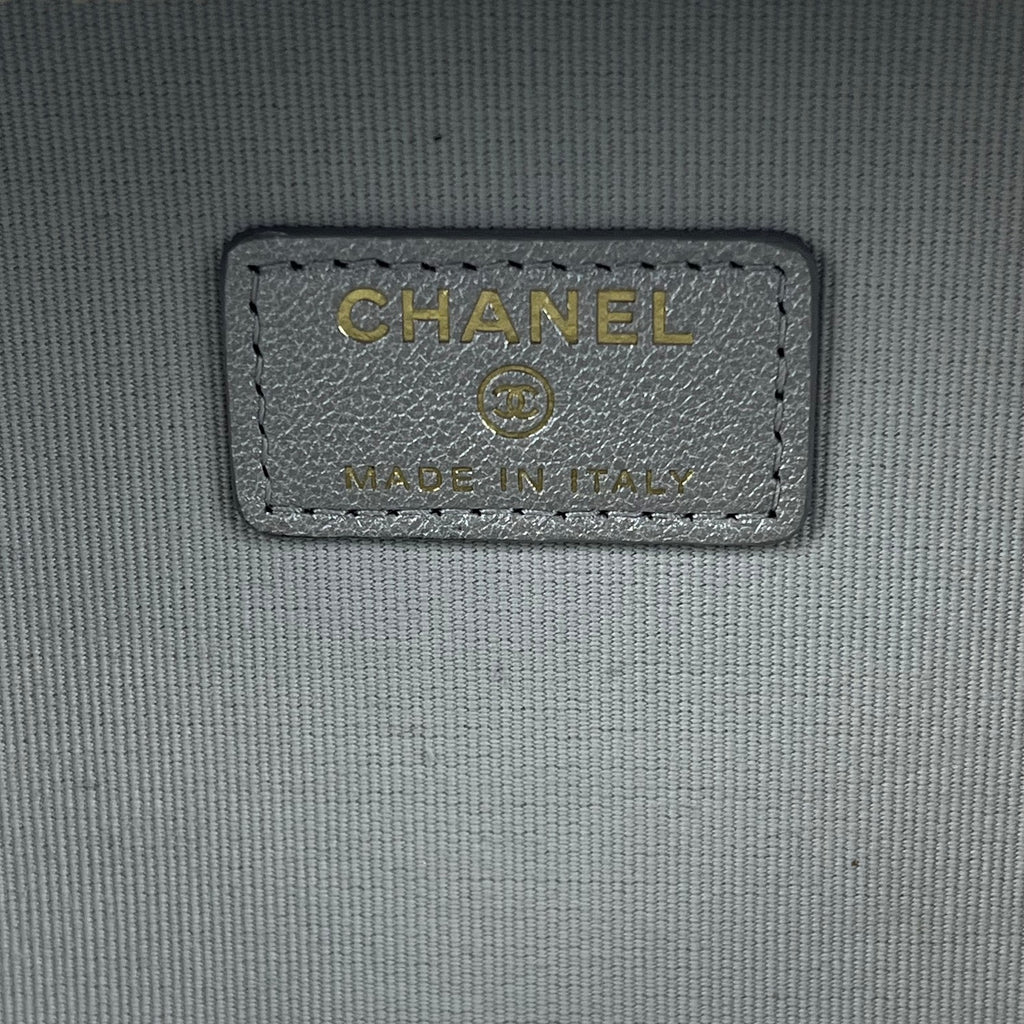 Chanel Vanity Case Mini in Pelle Bianca Trapuntata con Logo CC e Catena Dorata – Borsa a Mano e a Tracolla
