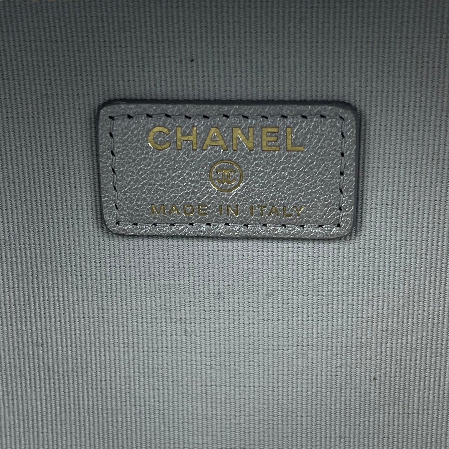 Chanel Vanity Case Mini in Pelle Bianca Trapuntata con Logo CC e Catena Dorata – Borsa a Mano e a Tracolla
