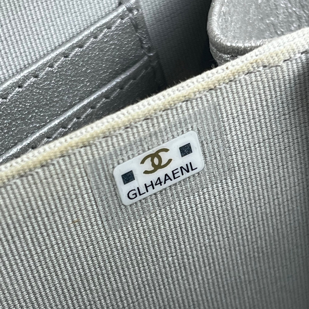 Chanel Vanity Case Mini in Pelle Bianca Trapuntata con Logo CC e Catena Dorata – Borsa a Mano e a Tracolla