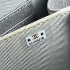 Chanel Vanity Case Mini in Pelle Bianca Trapuntata con Logo CC e Catena Dorata – Borsa a Mano e a Tracolla