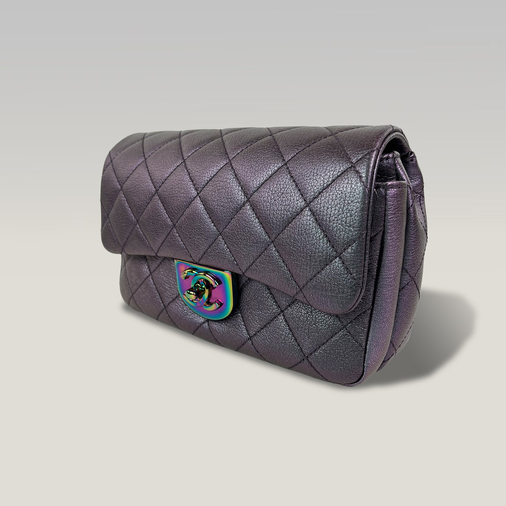 Chanel Borsa a Spalla in Pelle Trapuntata Viola Metallizzato con Chiusura CC Iridescente