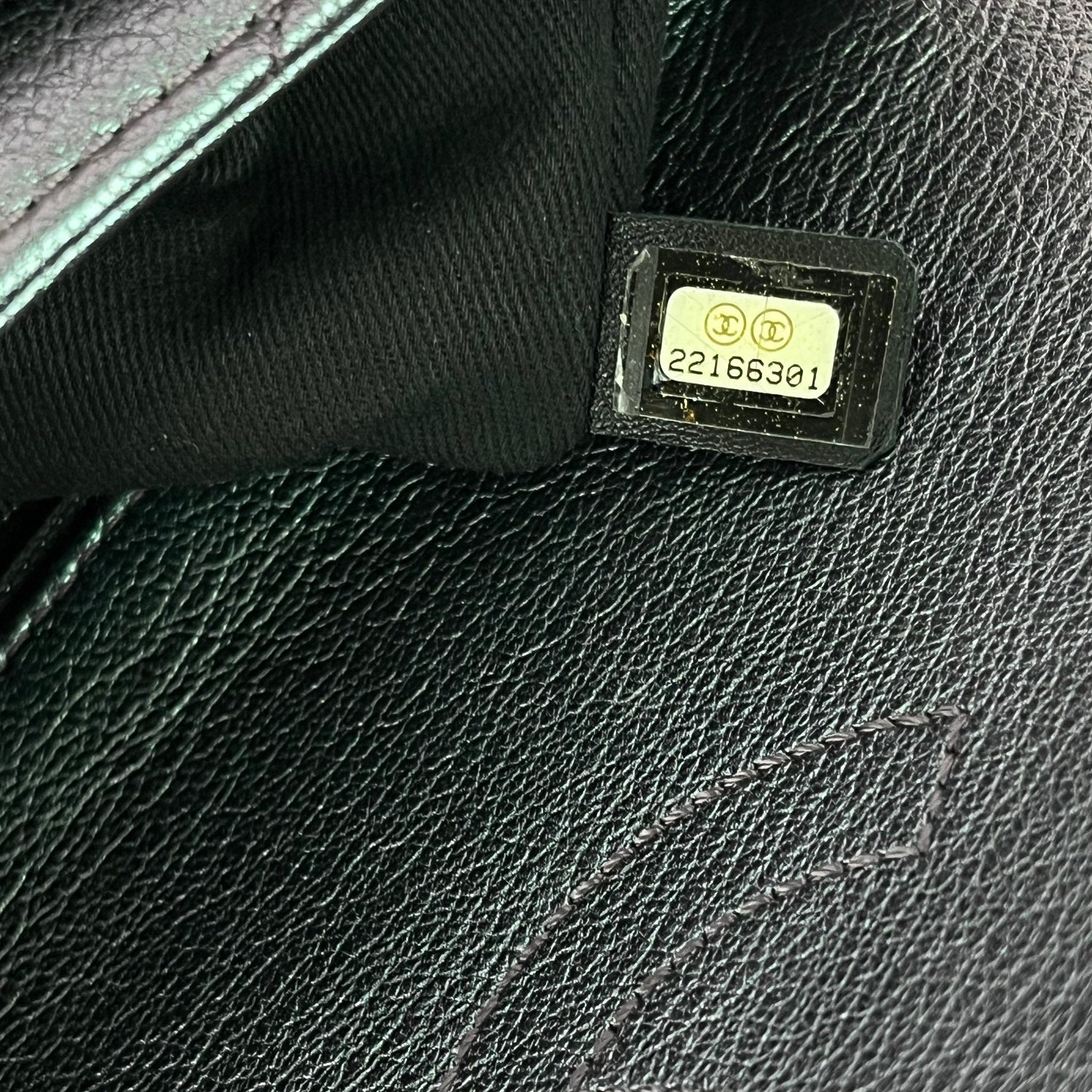 Chanel Borsa a Spalla in Pelle Trapuntata Viola Metallizzato con Chiusura CC Iridescente
