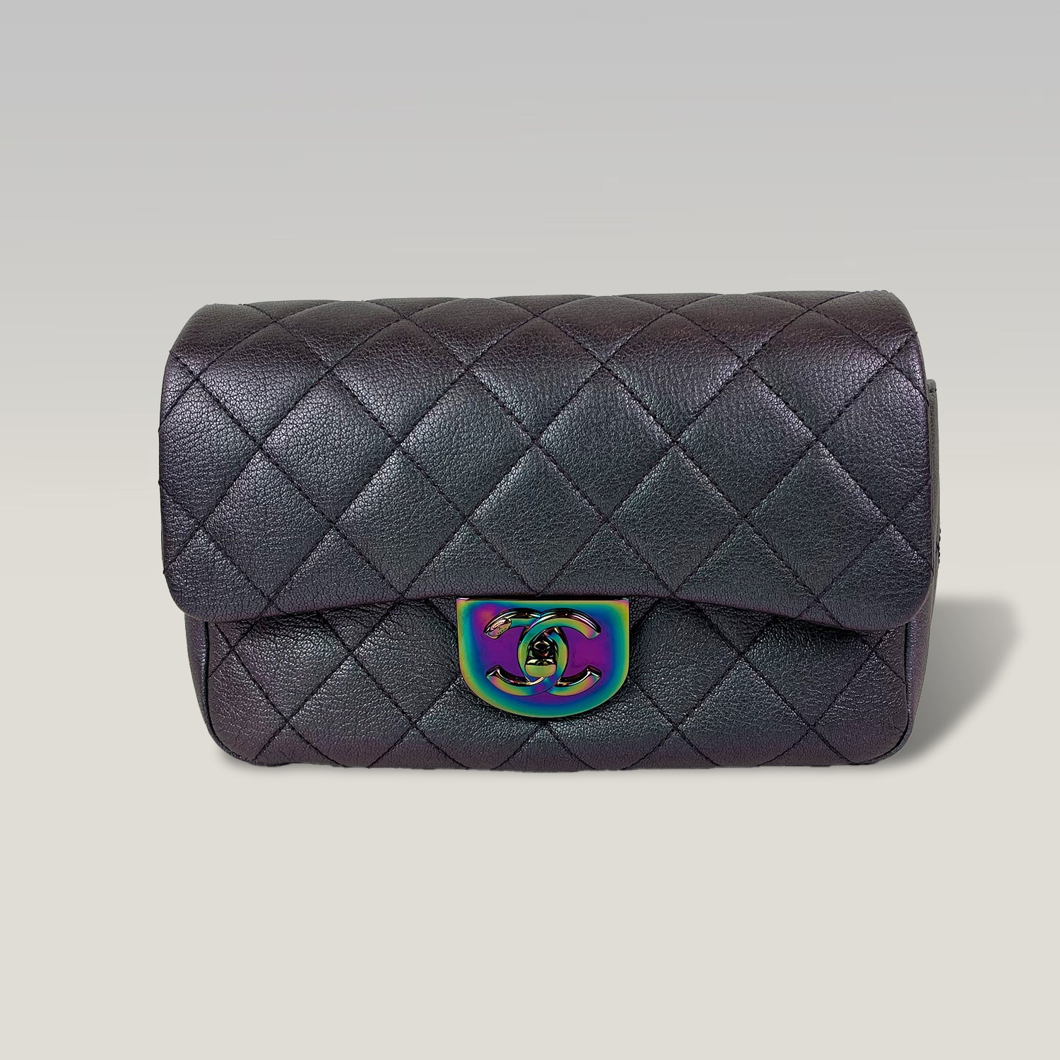 Chanel Borsa a Spalla in Pelle Trapuntata Viola Metallizzato con Chiusura CC Iridescente