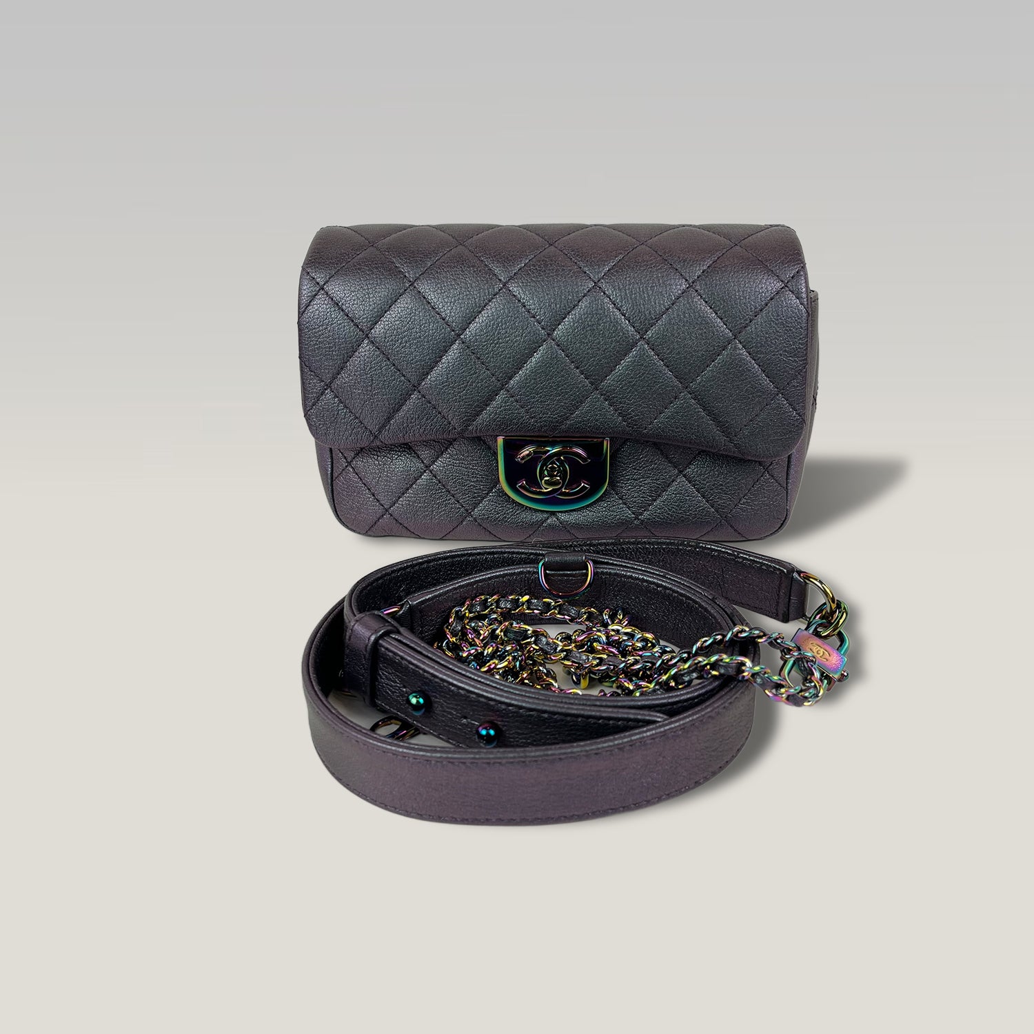 Chanel Borsa a Spalla in Pelle Trapuntata Viola Metallizzato con Chiusura CC Iridescente