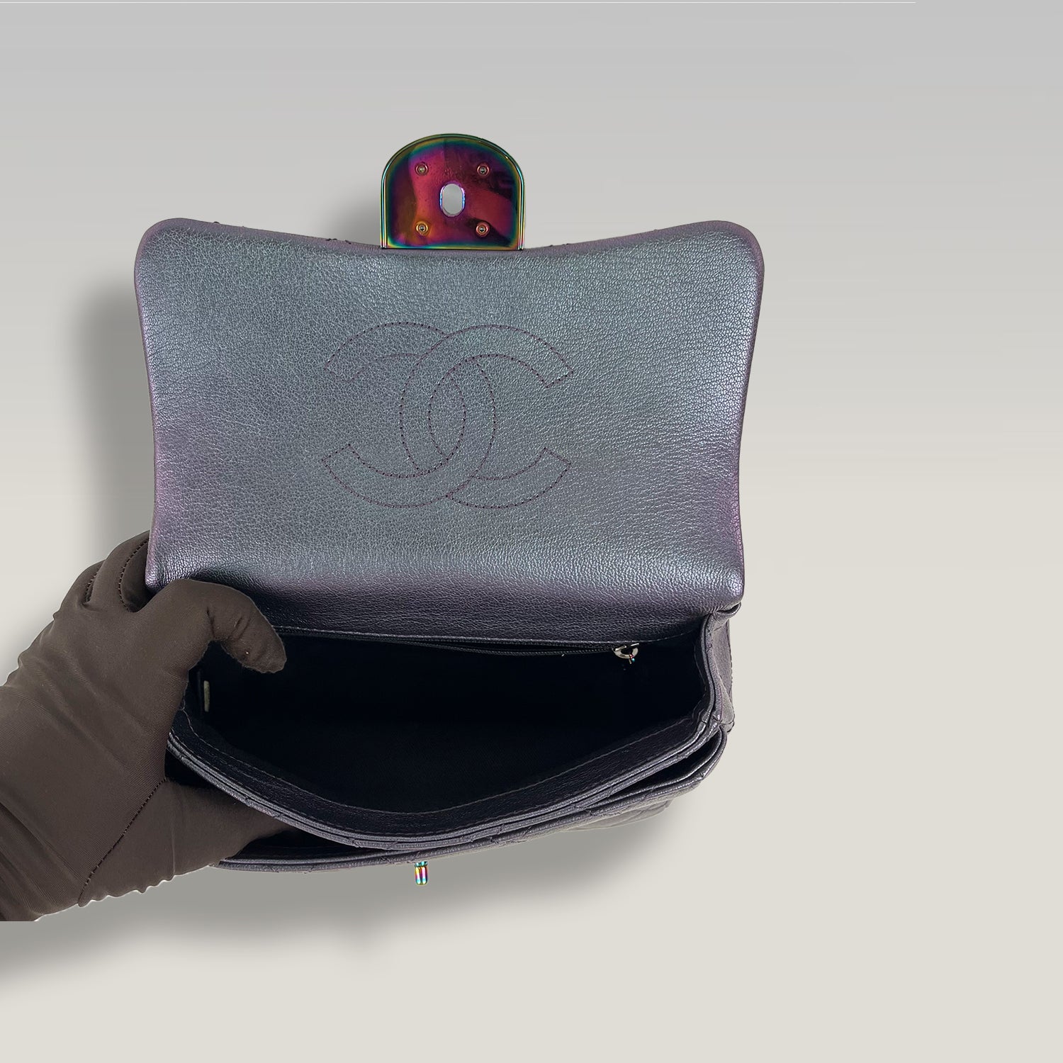 Chanel Borsa a Spalla in Pelle Trapuntata Viola Metallizzato con Chiusura CC Iridescente