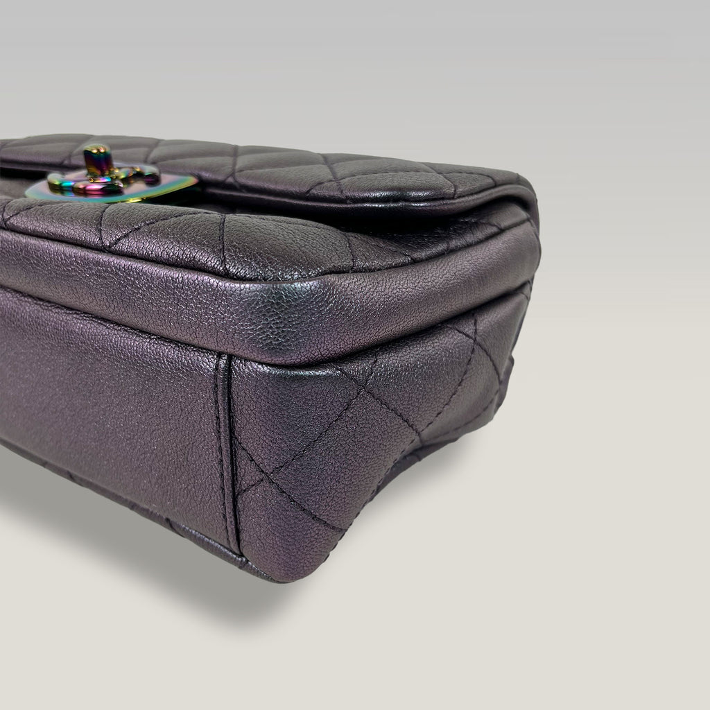 Chanel Borsa a Spalla in Pelle Trapuntata Viola Metallizzato con Chiusura CC Iridescente