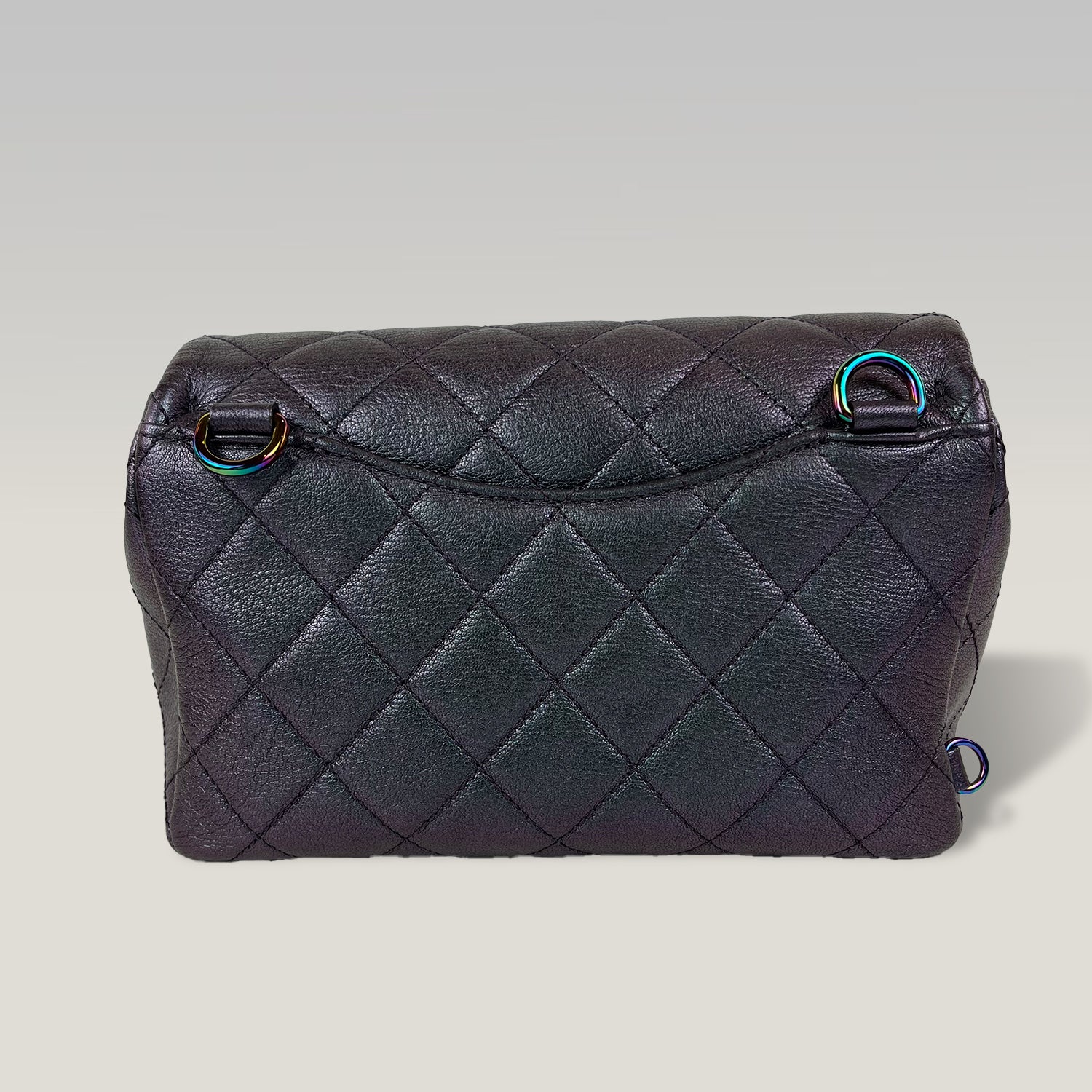 Chanel Borsa a Spalla in Pelle Trapuntata Viola Metallizzato con Chiusura CC Iridescente