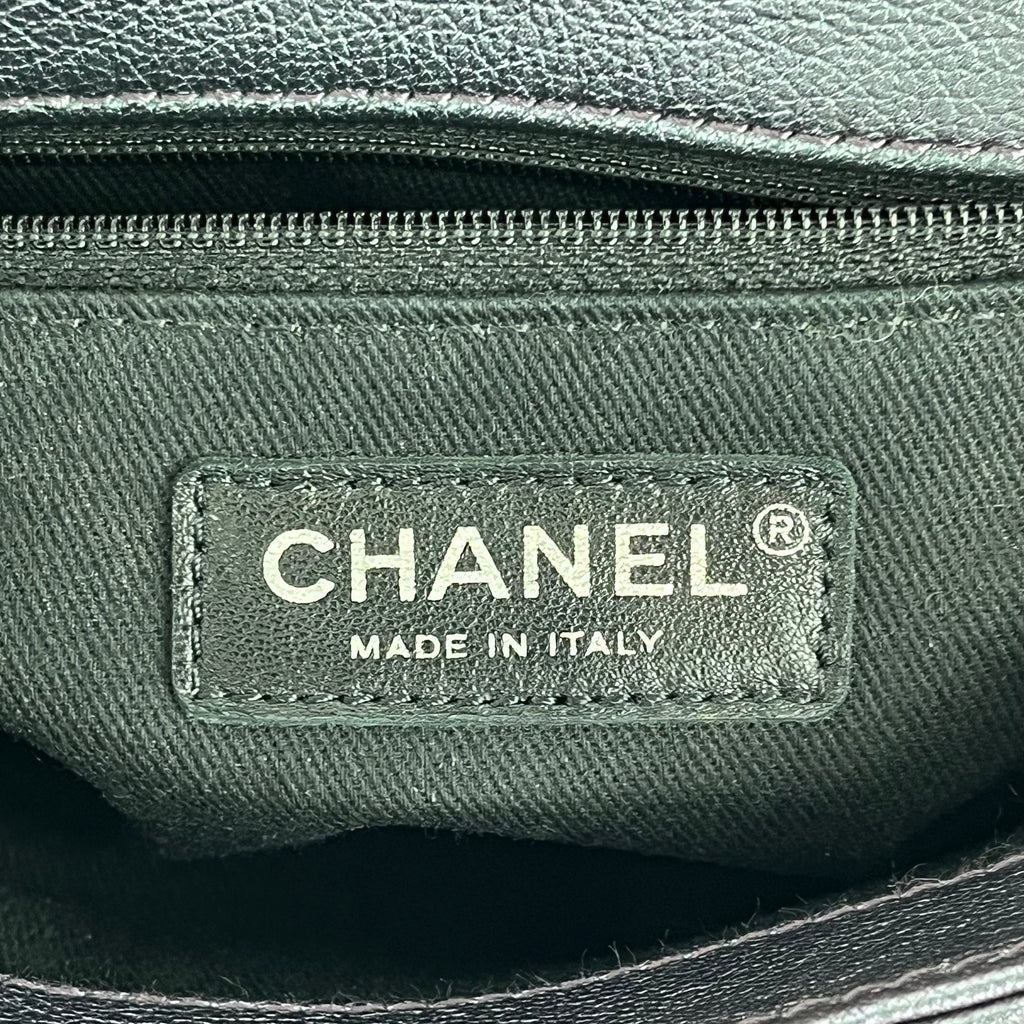 Chanel Borsa a Spalla in Pelle Trapuntata Viola Metallizzato con Chiusura CC Iridescente