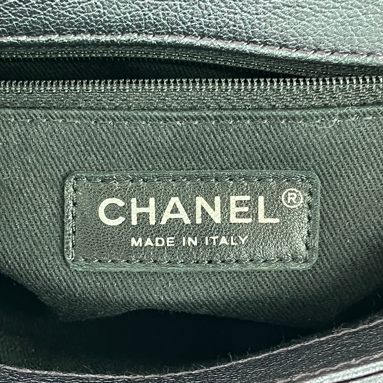 Chanel Borsa a Spalla in Pelle Trapuntata Viola Metallizzato con Chiusura CC Iridescente