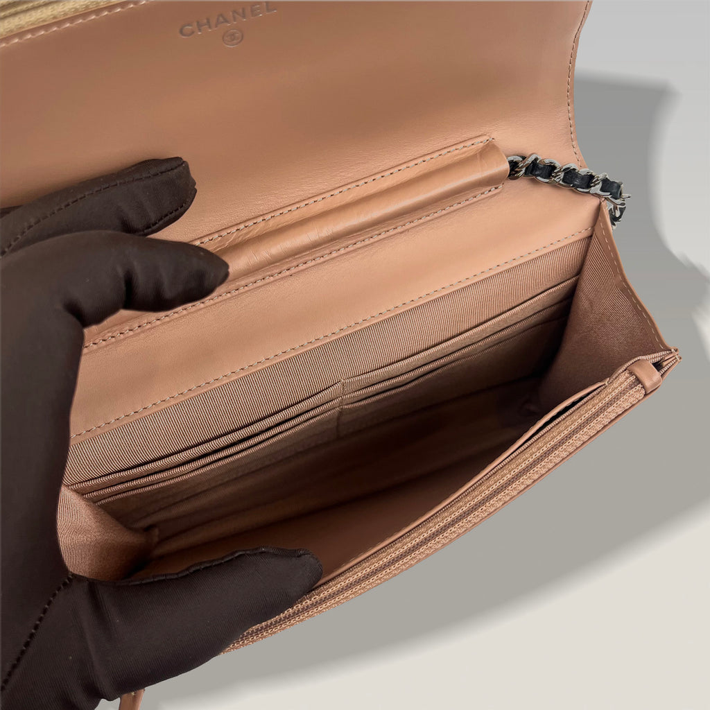 Chanel WOC in Pelle Nera con Dettagli Rosa