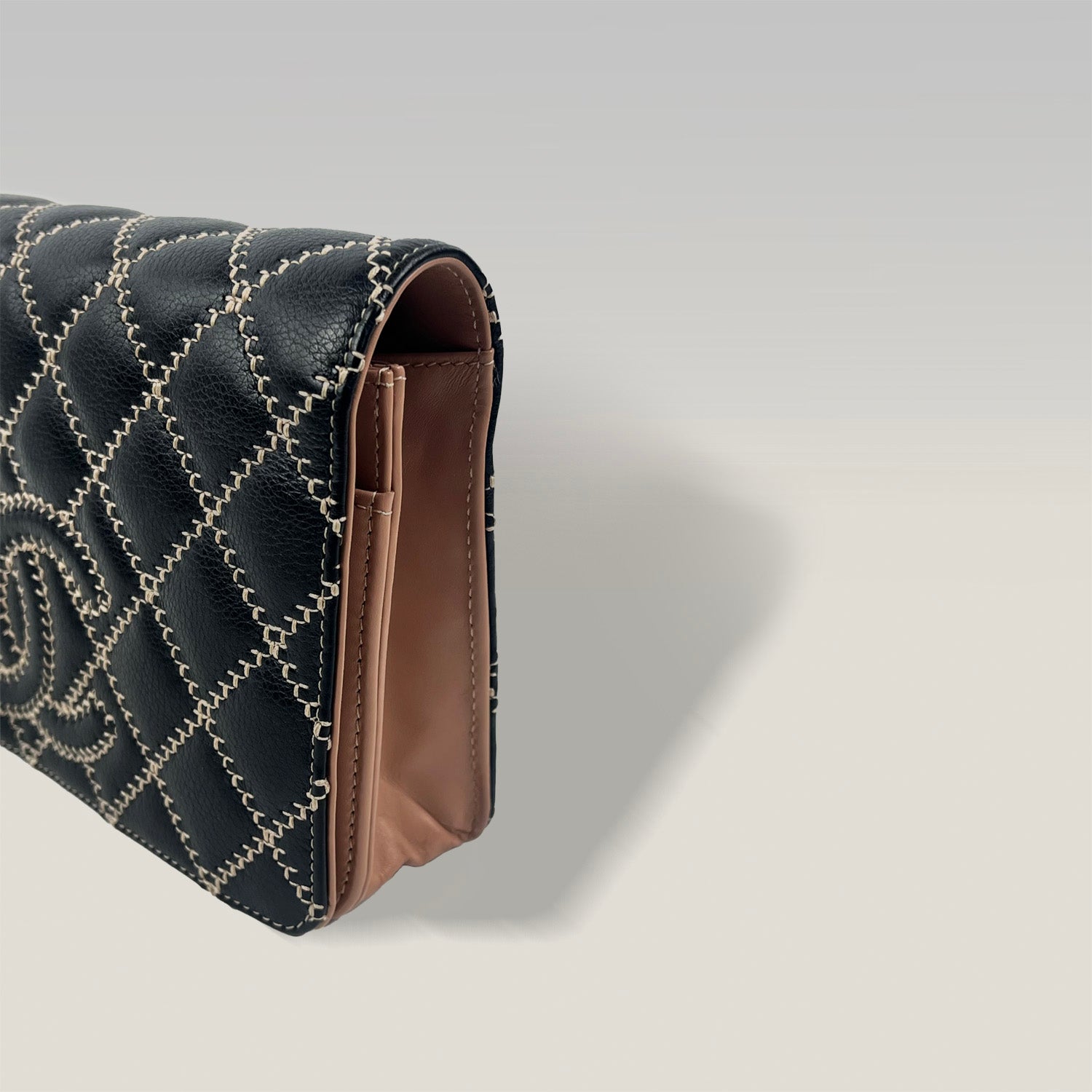 Chanel WOC in Pelle Nera con Dettagli Rosa