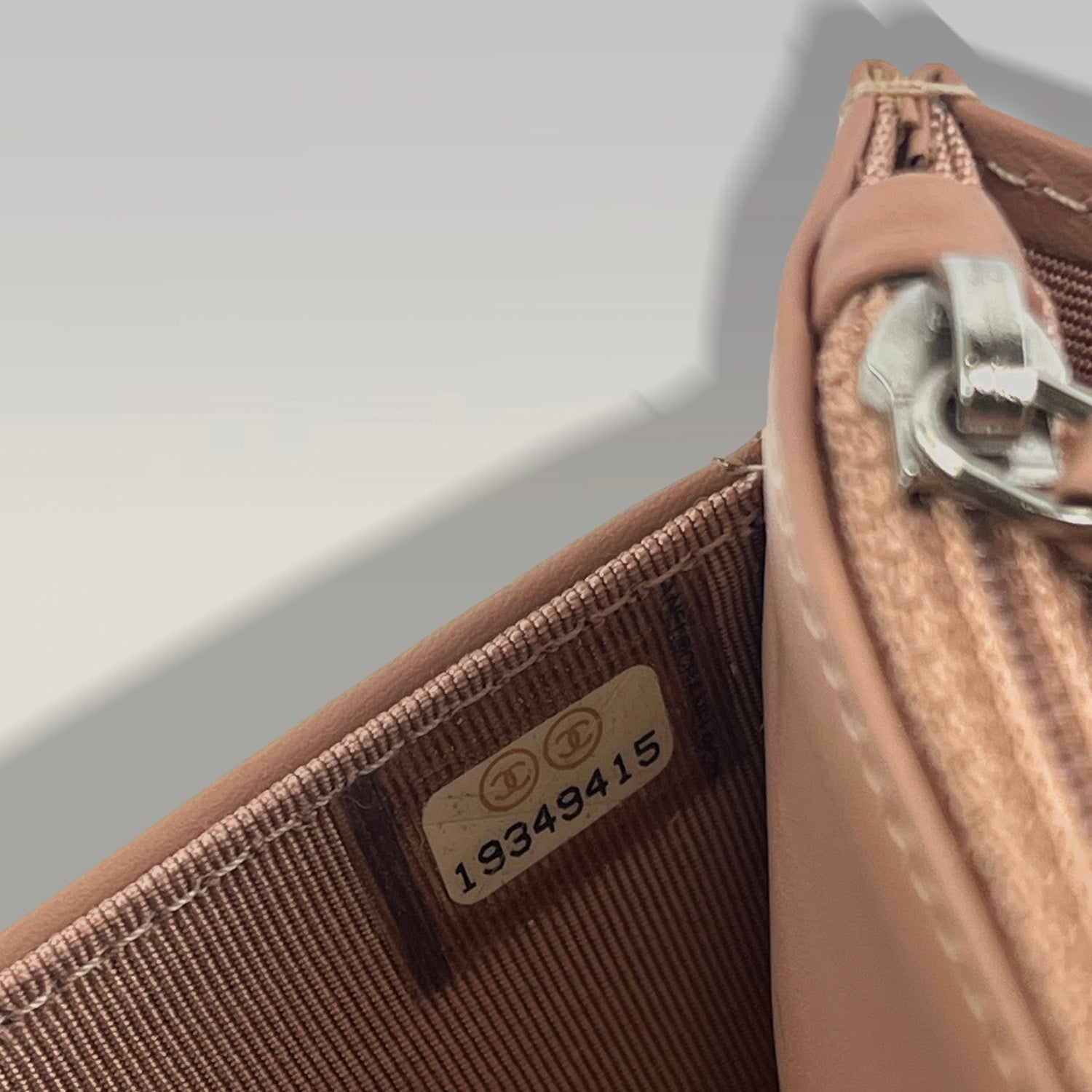 Chanel WOC in Pelle Nera con Dettagli Rosa