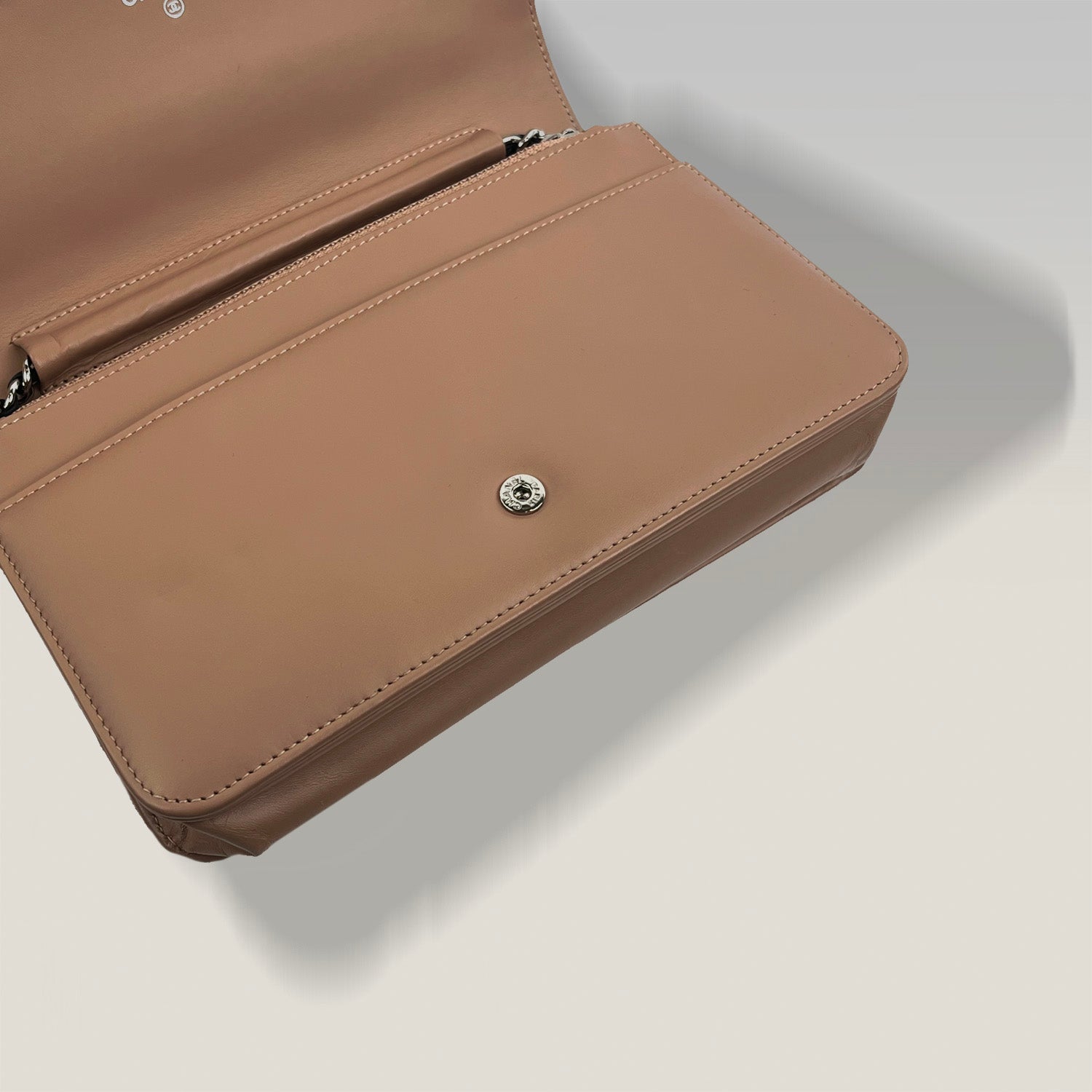 Chanel WOC in Pelle Nera con Dettagli Rosa