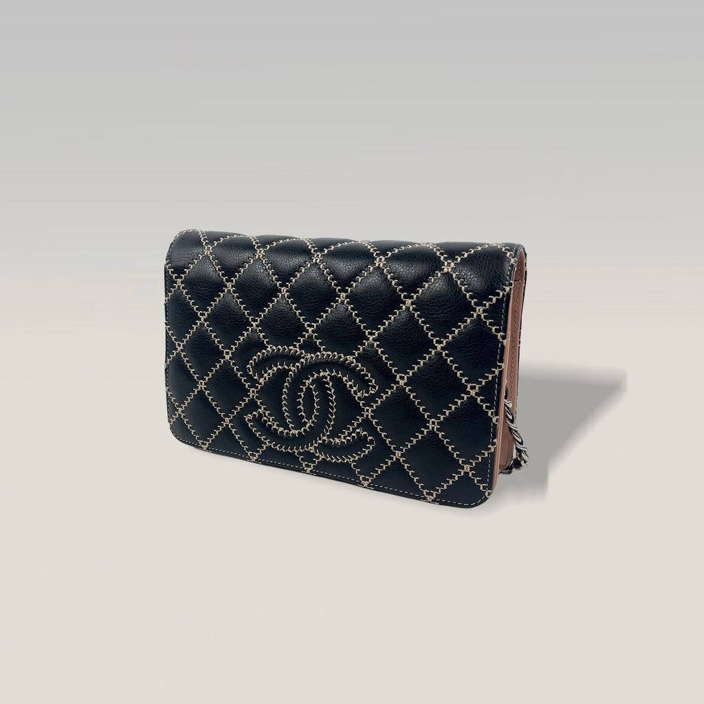 Chanel WOC in Pelle Nera con Dettagli Rosa