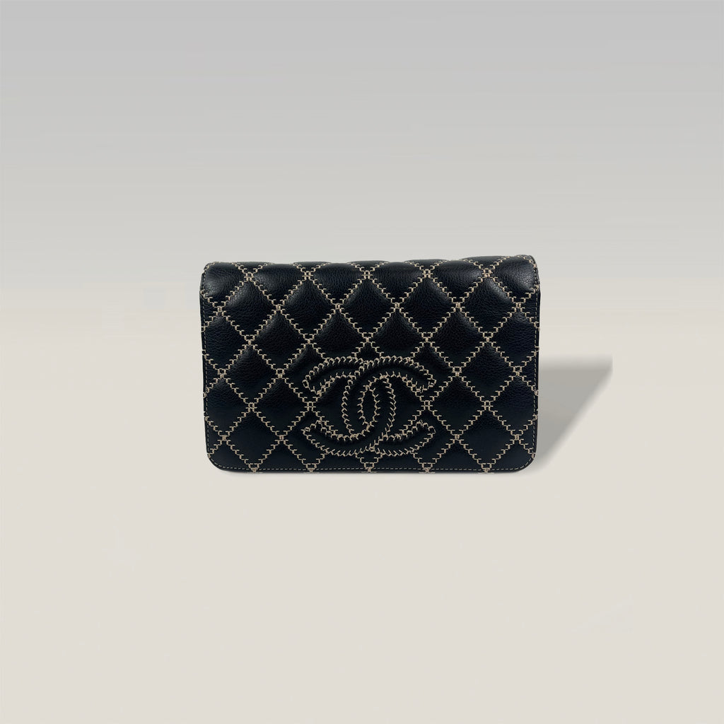 Chanel WOC in Pelle Nera con Dettagli Rosa