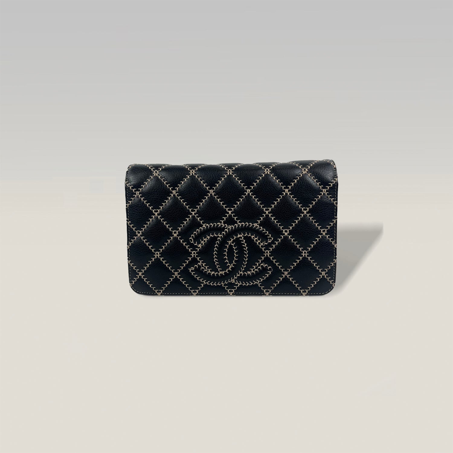 Chanel WOC in Pelle Nera con Dettagli Rosa