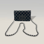 Chanel WOC in Pelle Nera con Dettagli Rosa