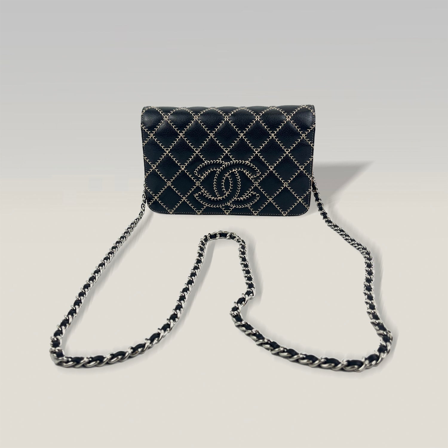 Chanel WOC in Pelle Nera con Dettagli Rosa