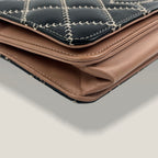 Chanel WOC in Pelle Nera con Dettagli Rosa