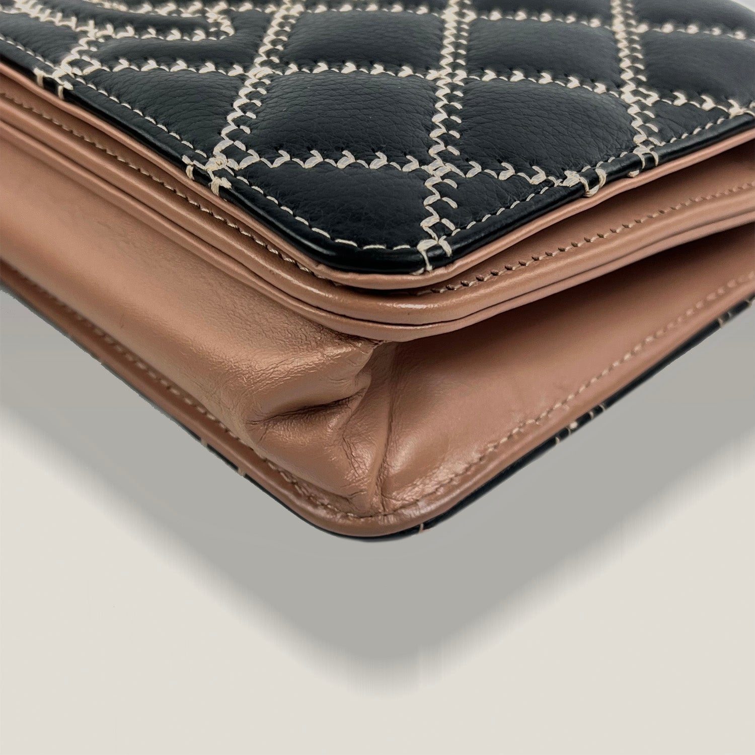 Chanel WOC in Pelle Nera con Dettagli Rosa