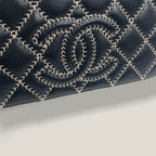 Chanel WOC in Pelle Nera con Dettagli Rosa