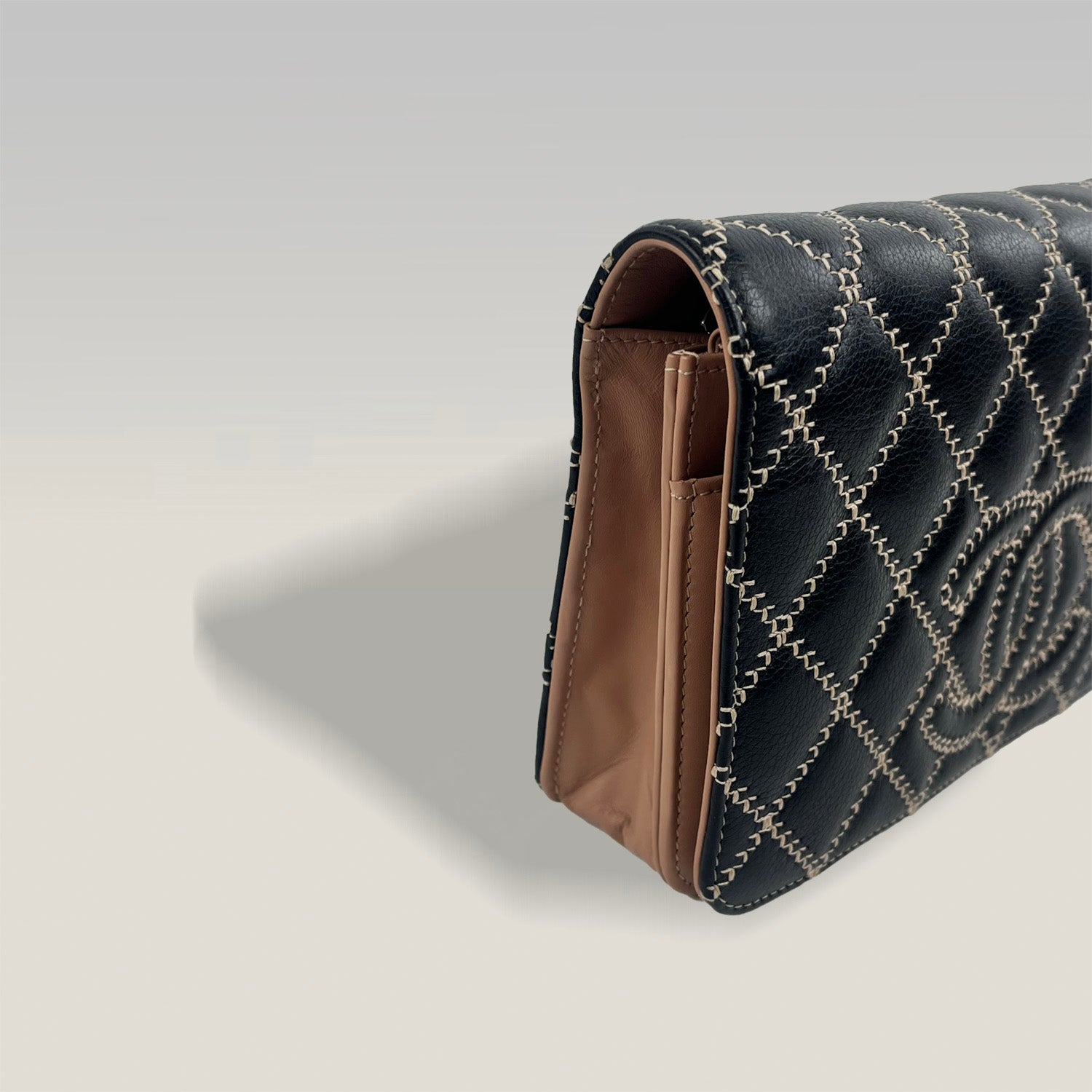 Chanel WOC in Pelle Nera con Dettagli Rosa