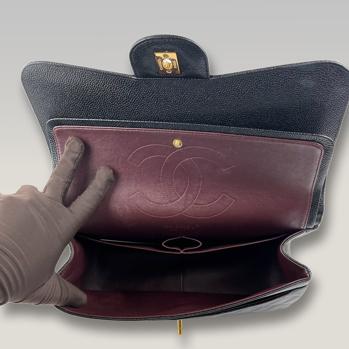 CHANEL Classic Flap Jumbo Nera in Pelle Caviar Trapuntata con Hardware Dorato e Card di Autenticità