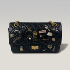 Chanel Lucky Charms Flap in Pelle Nera Trapuntata con Applicazioni e Catena Dorata – Borsa a Spalla