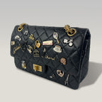 Chanel Lucky Charms Flap in Pelle Nera Trapuntata con Applicazioni e Catena Dorata – Borsa a Spalla