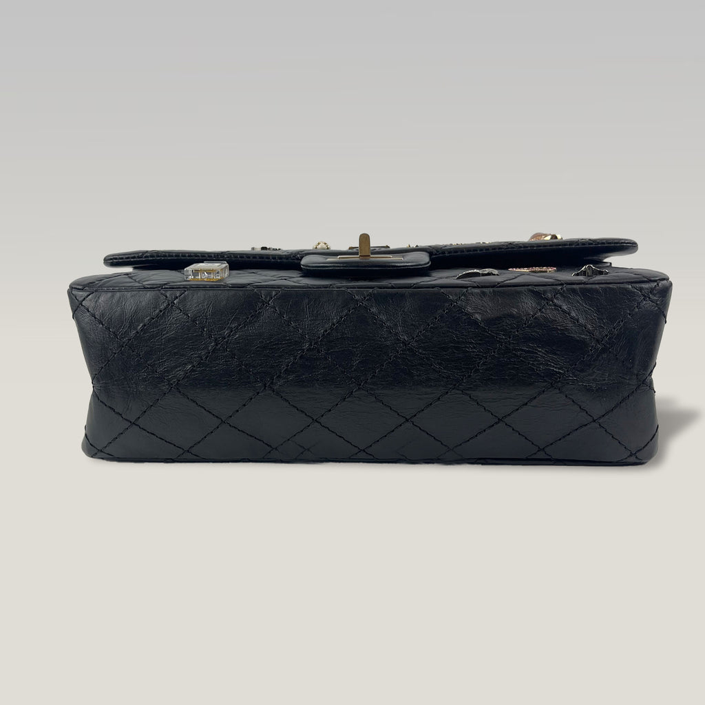 Chanel Lucky Charms Flap in Pelle Nera Trapuntata con Applicazioni e Catena Dorata – Borsa a Spalla