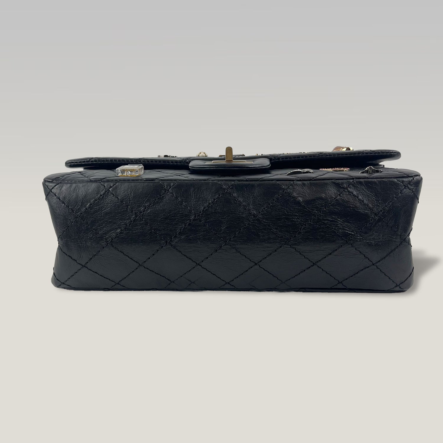 Chanel Lucky Charms Flap in Pelle Nera Trapuntata con Applicazioni e Catena Dorata – Borsa a Spalla