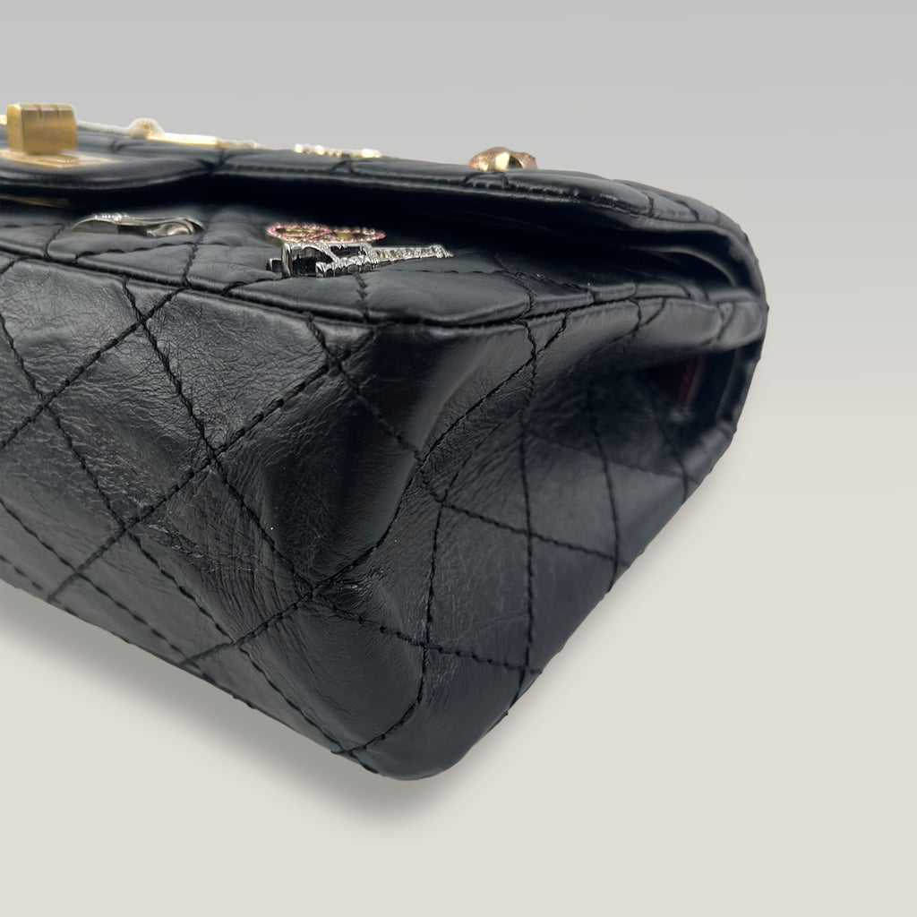 Chanel Lucky Charms Flap in Pelle Nera Trapuntata con Applicazioni e Catena Dorata – Borsa a Spalla