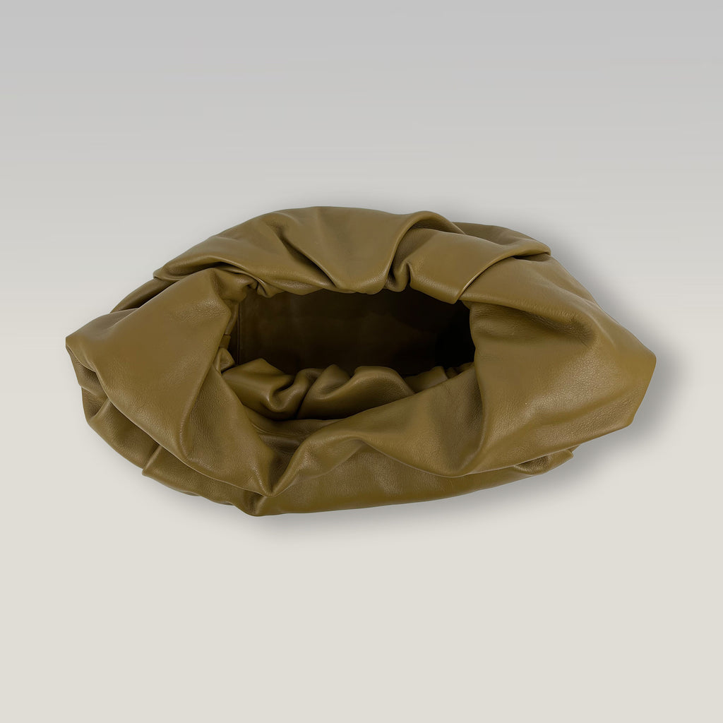 Bottega Veneta Shoulder Pouch Large in Pelle Nappa Verde Oliva – Borsa Hobo Morbida Donna 38 cm