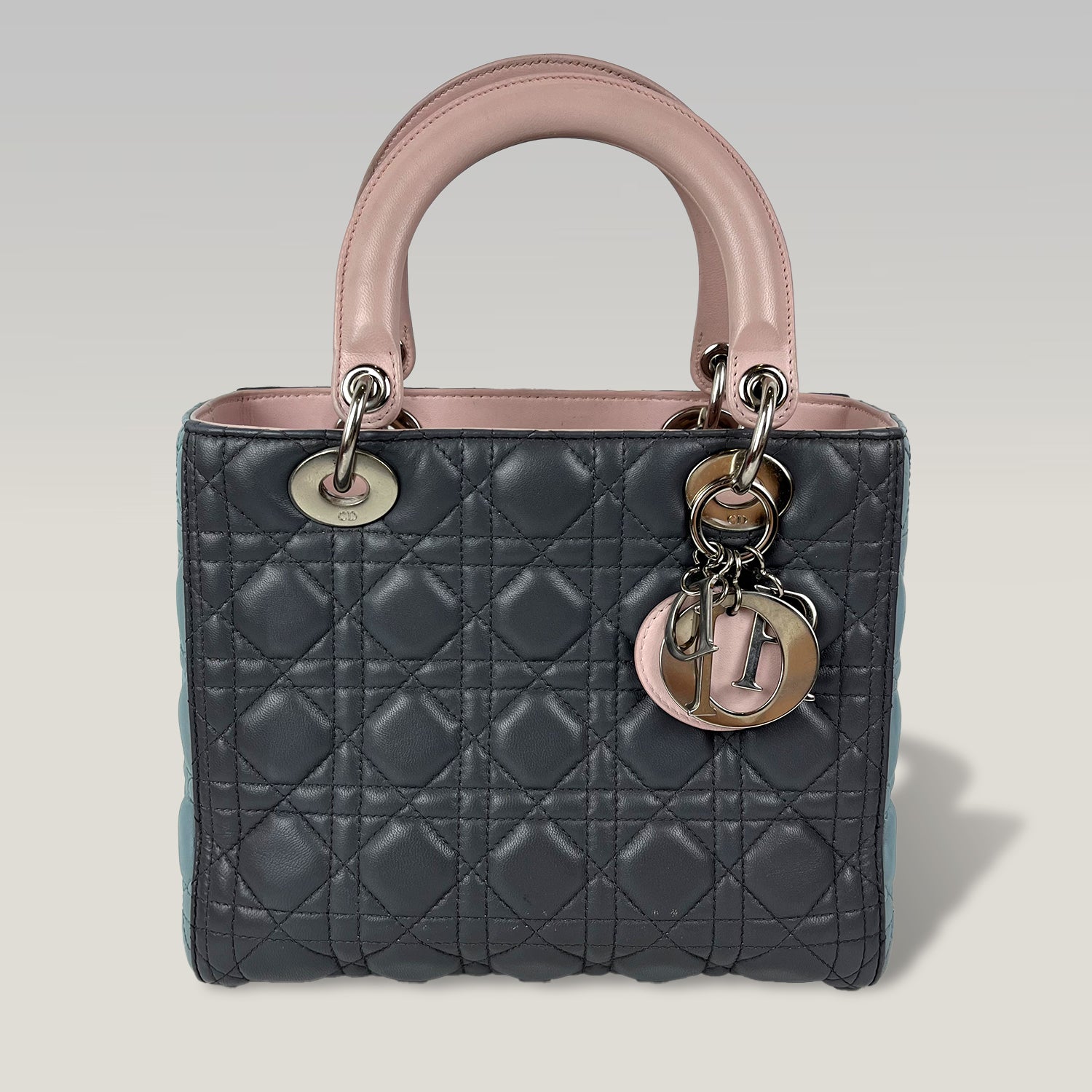 Dior Lady Dior Medium in Pelle Cannage Sfumata Nera e Azzurra con Dettagli Rosa