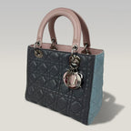 Dior Lady Dior Medium in Pelle Cannage Sfumata Nera e Azzurra con Dettagli Rosa
