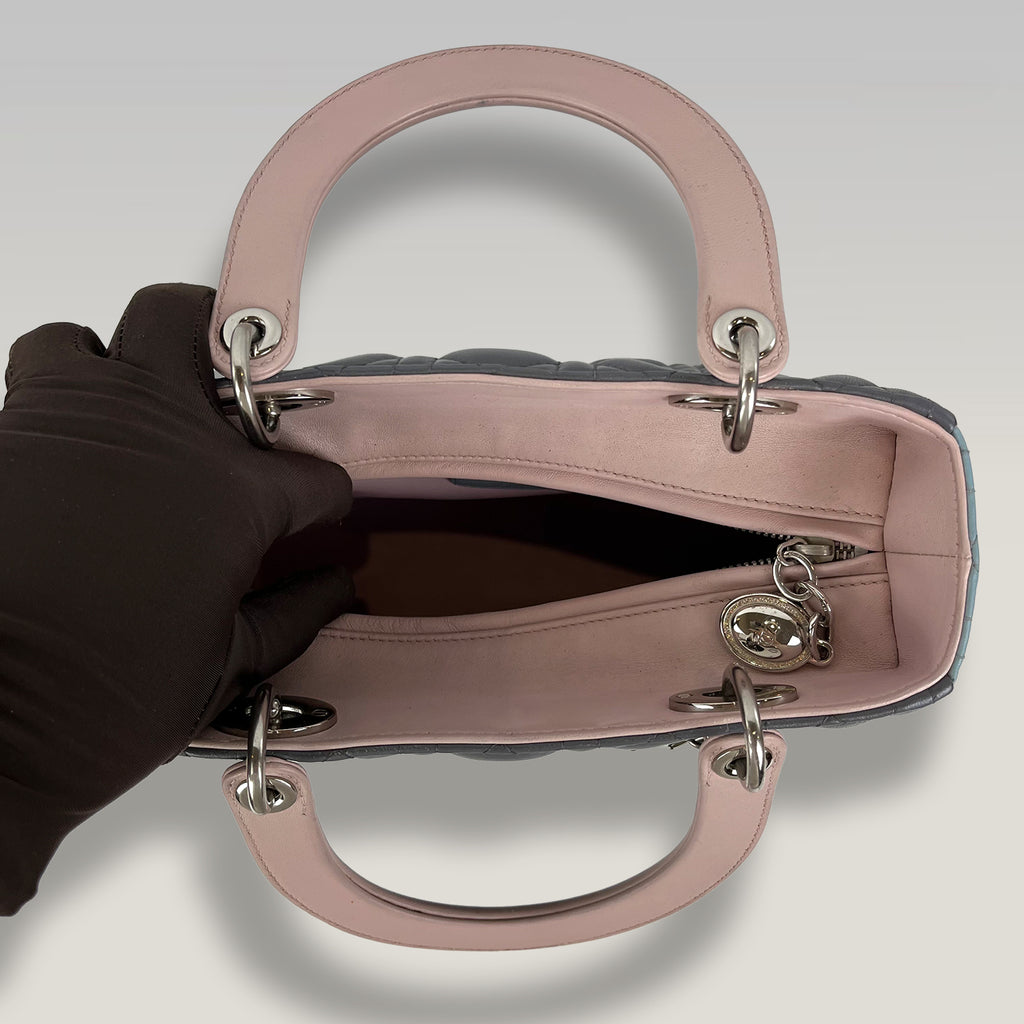 Dior Lady Dior Medium in Pelle Cannage Sfumata Nera e Azzurra con Dettagli Rosa