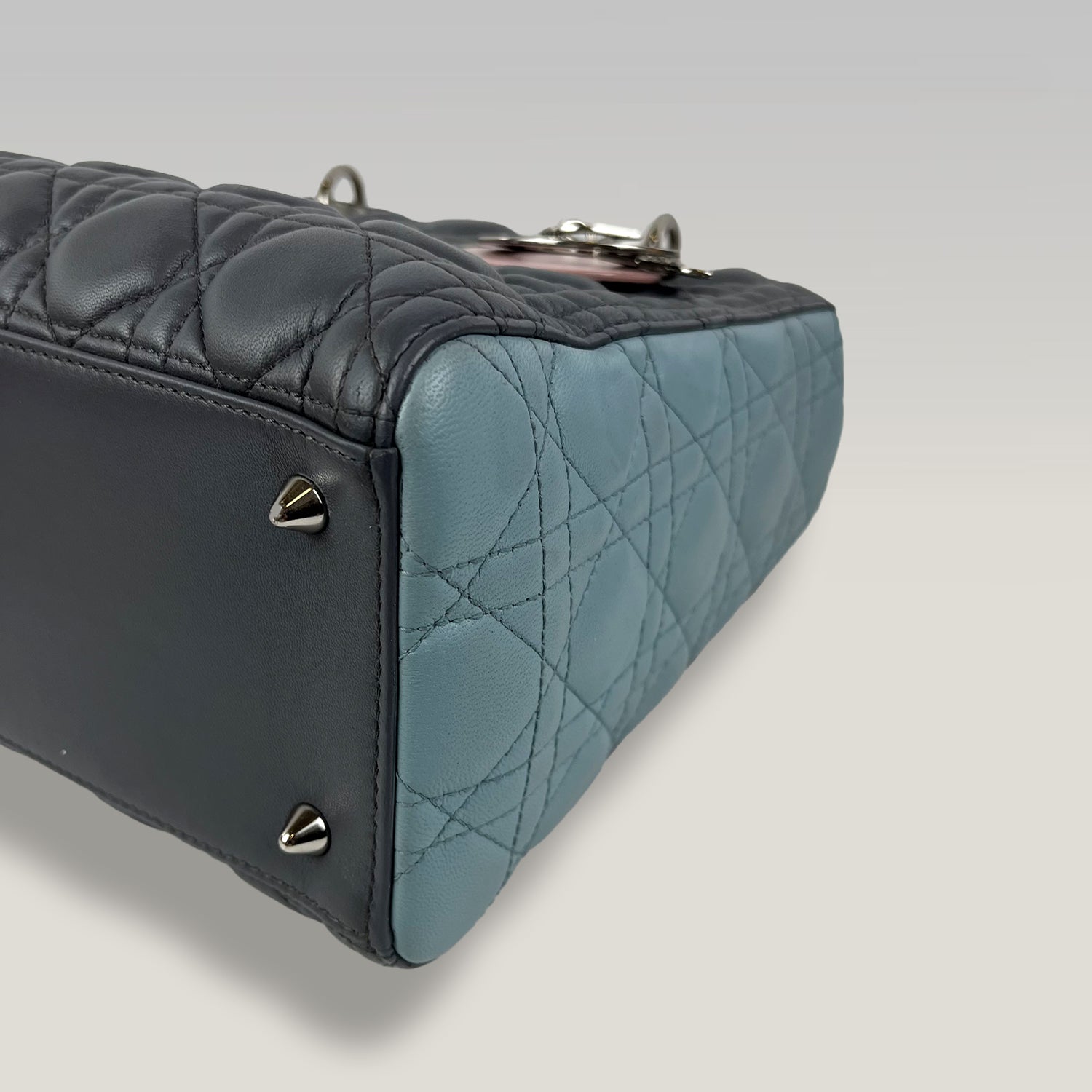 Dior Lady Dior Medium in Pelle Cannage Sfumata Nera e Azzurra con Dettagli Rosa