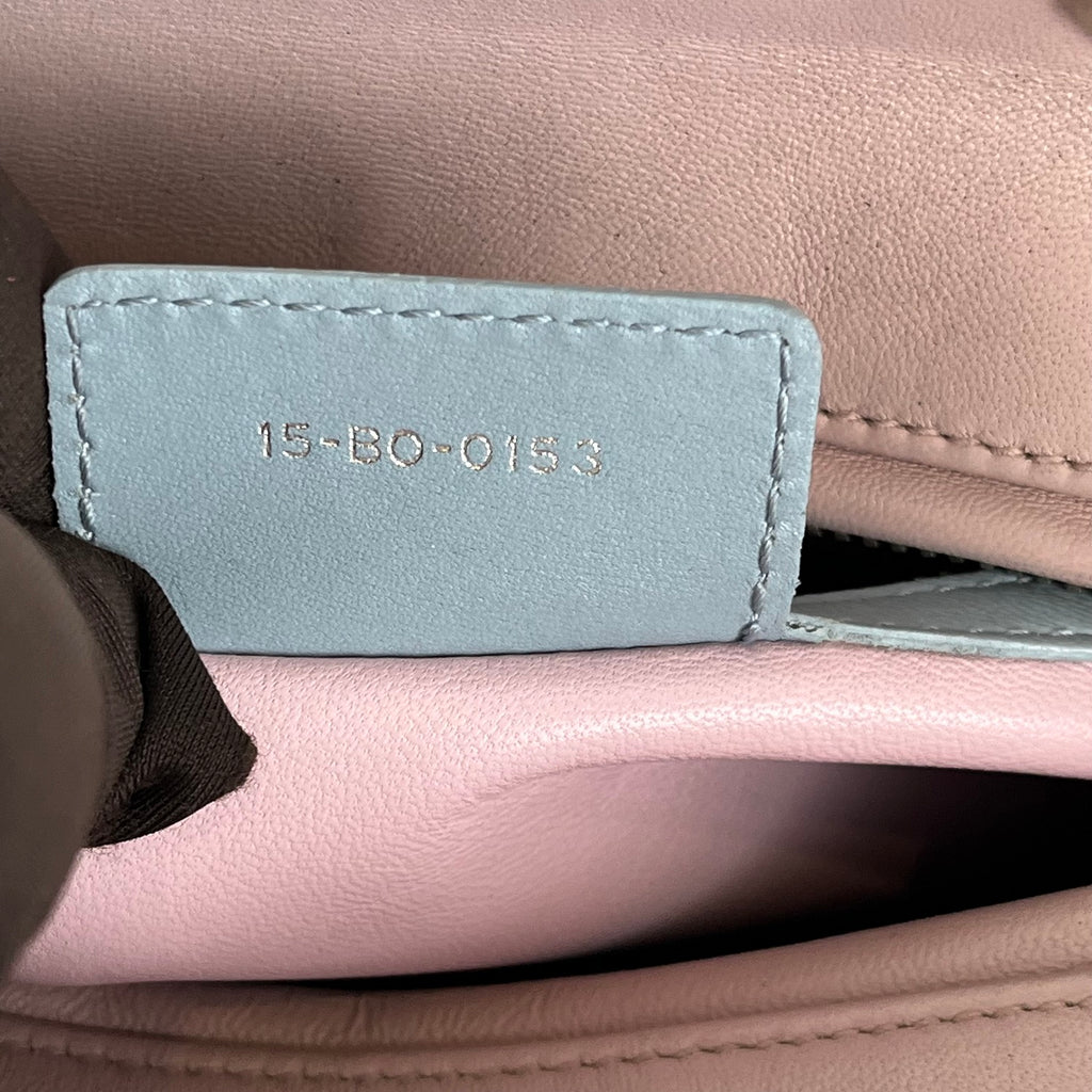 Dior Lady Dior Medium in Pelle Cannage Sfumata Nera e Azzurra con Dettagli Rosa