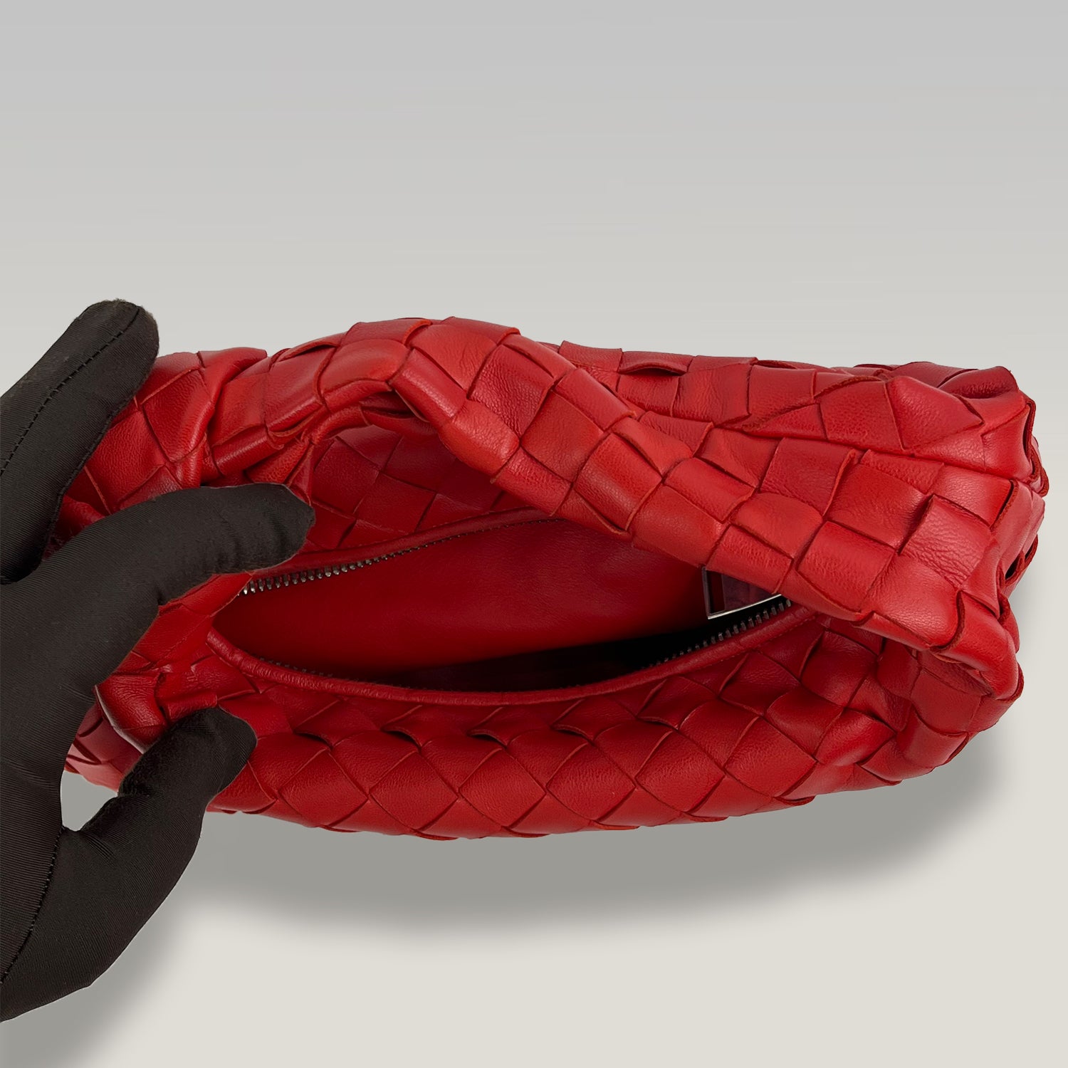 Bottega Veneta Jodie Padded 27 in Pelle Intrecciata Rossa con Manico Annodato