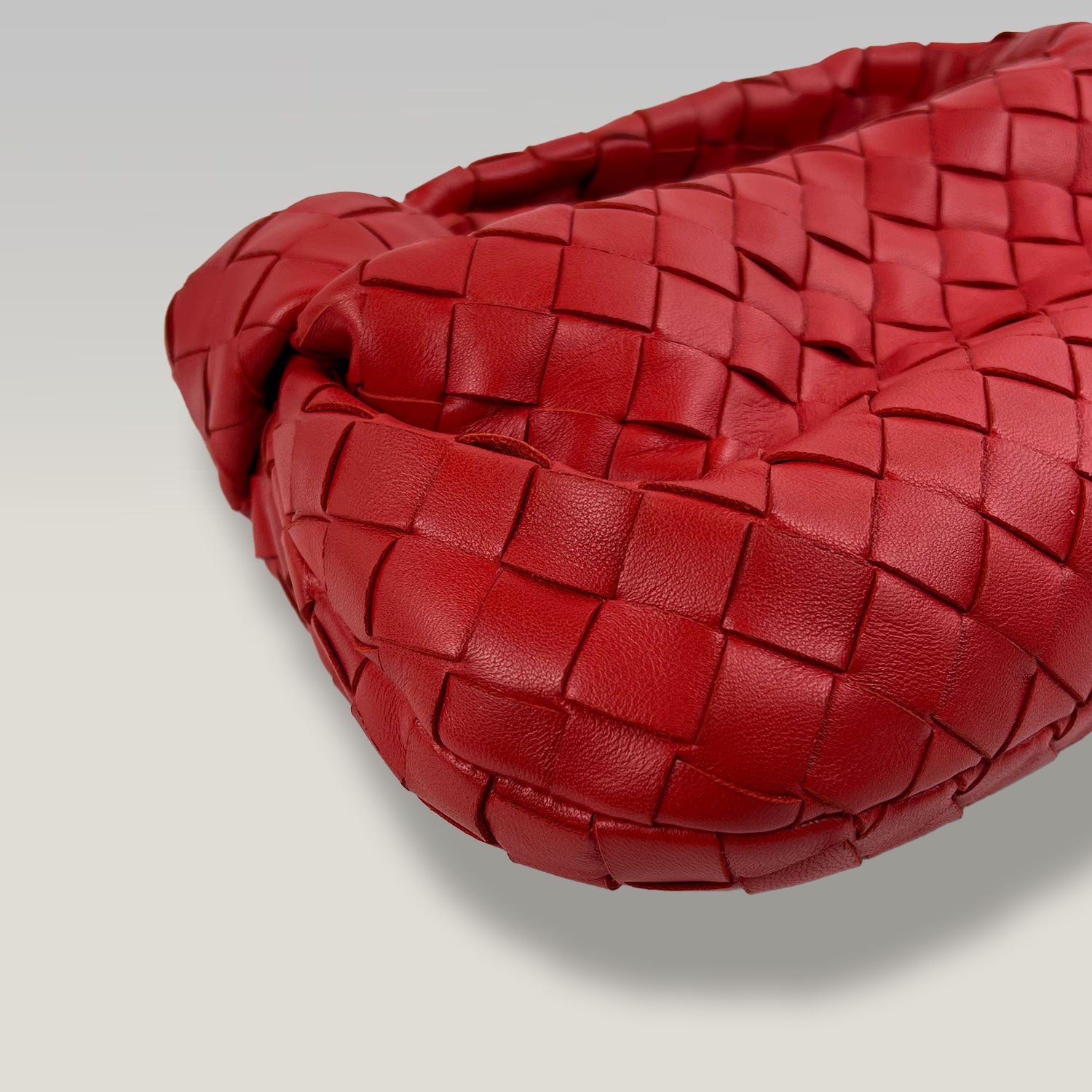 Bottega Veneta Jodie Padded 27 in Pelle Intrecciata Rossa con Manico Annodato