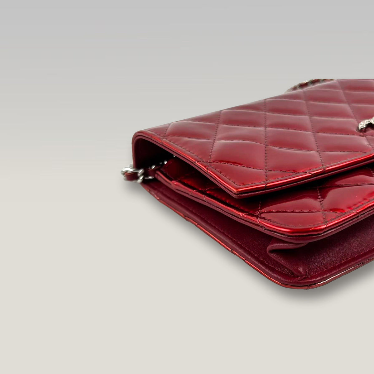 Chanel WOC Rossa in Vernice Matelassé con Hardware Argentato – Con Card di Autenticità