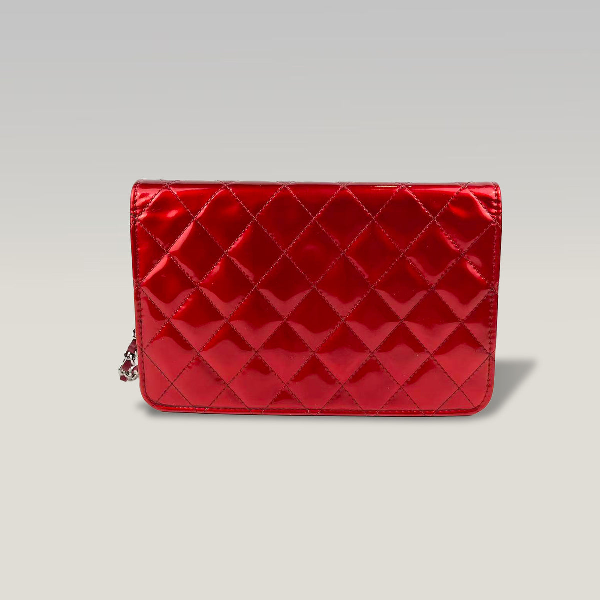 Chanel WOC Rossa in Vernice Matelassé con Hardware Argentato – Con Card di Autenticità