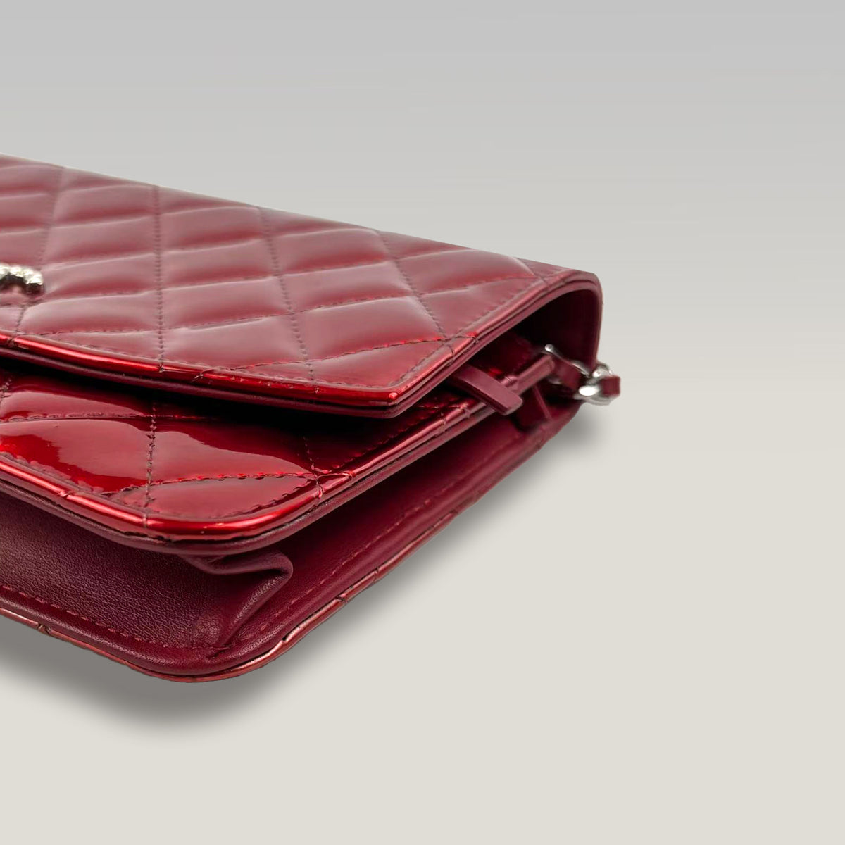 Chanel WOC Rossa in Vernice Matelassé con Hardware Argentato – Con Card di Autenticità