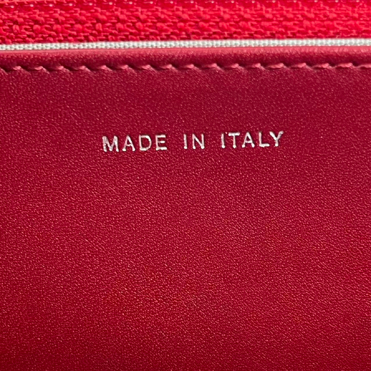 Chanel WOC Rossa in Vernice Matelassé con Hardware Argentato – Con Card di Autenticità