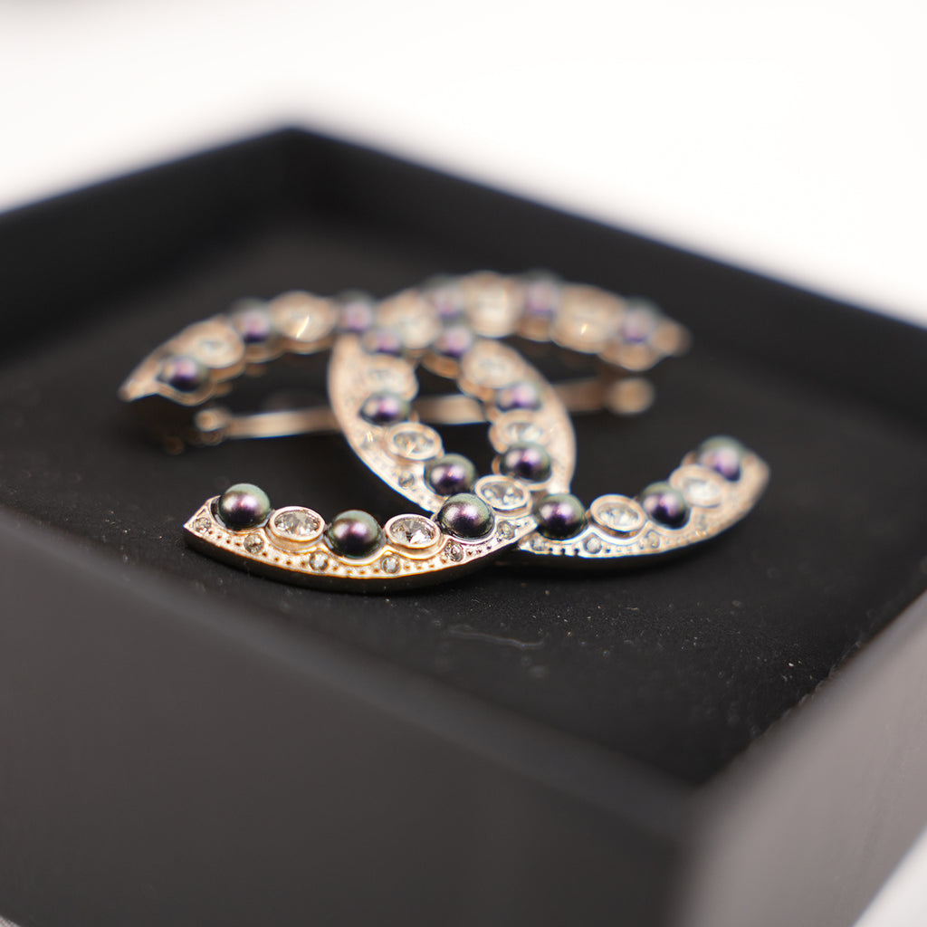 Spilla Chanel CC 22C con Perle Viola e Cristalli – Nuova con Scatola