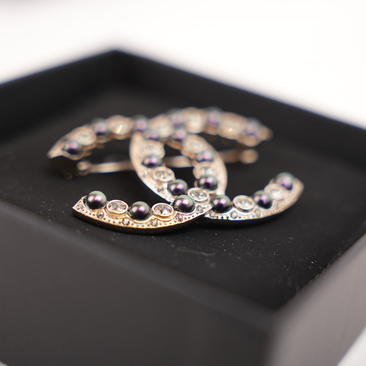Spilla Chanel CC 22C con Perle Viola e Cristalli – Nuova con Scatola