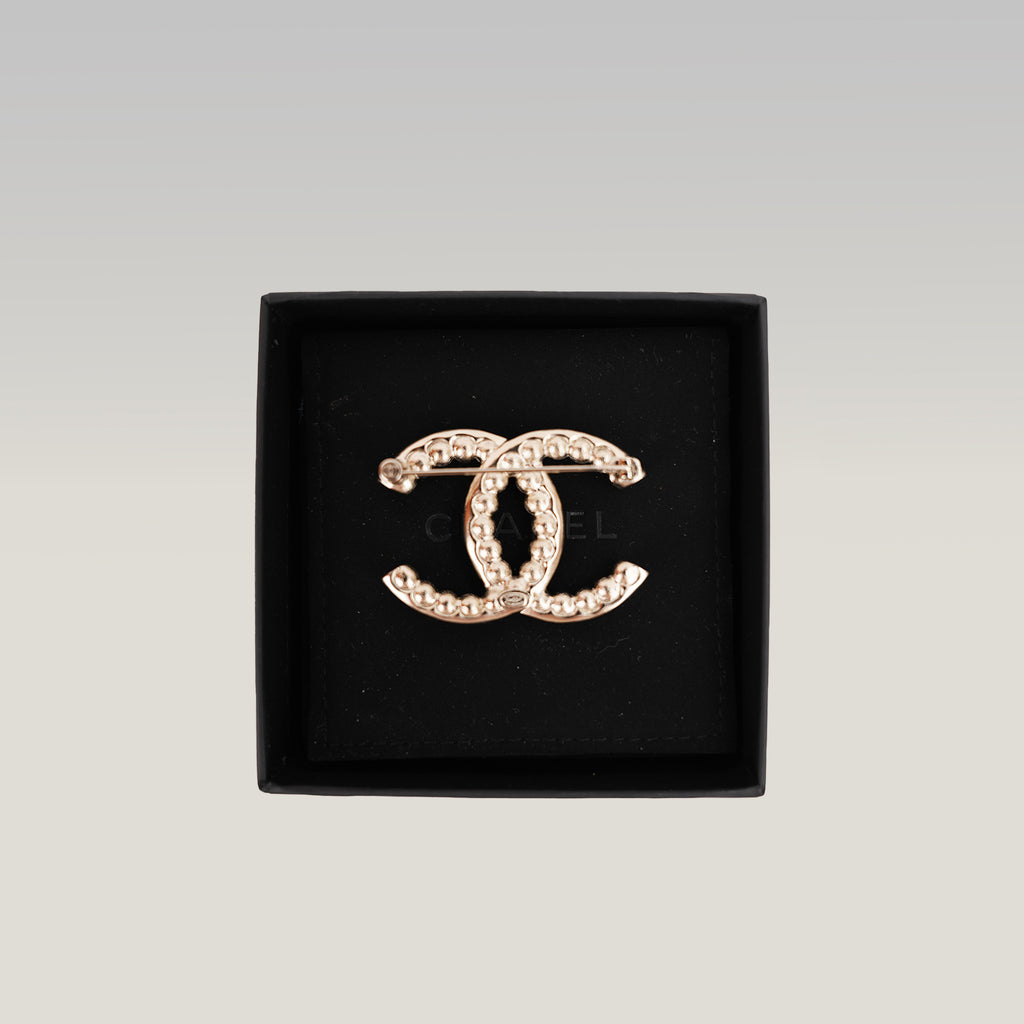 Spilla Chanel CC 22C con Perle Viola e Cristalli – Nuova con Scatola