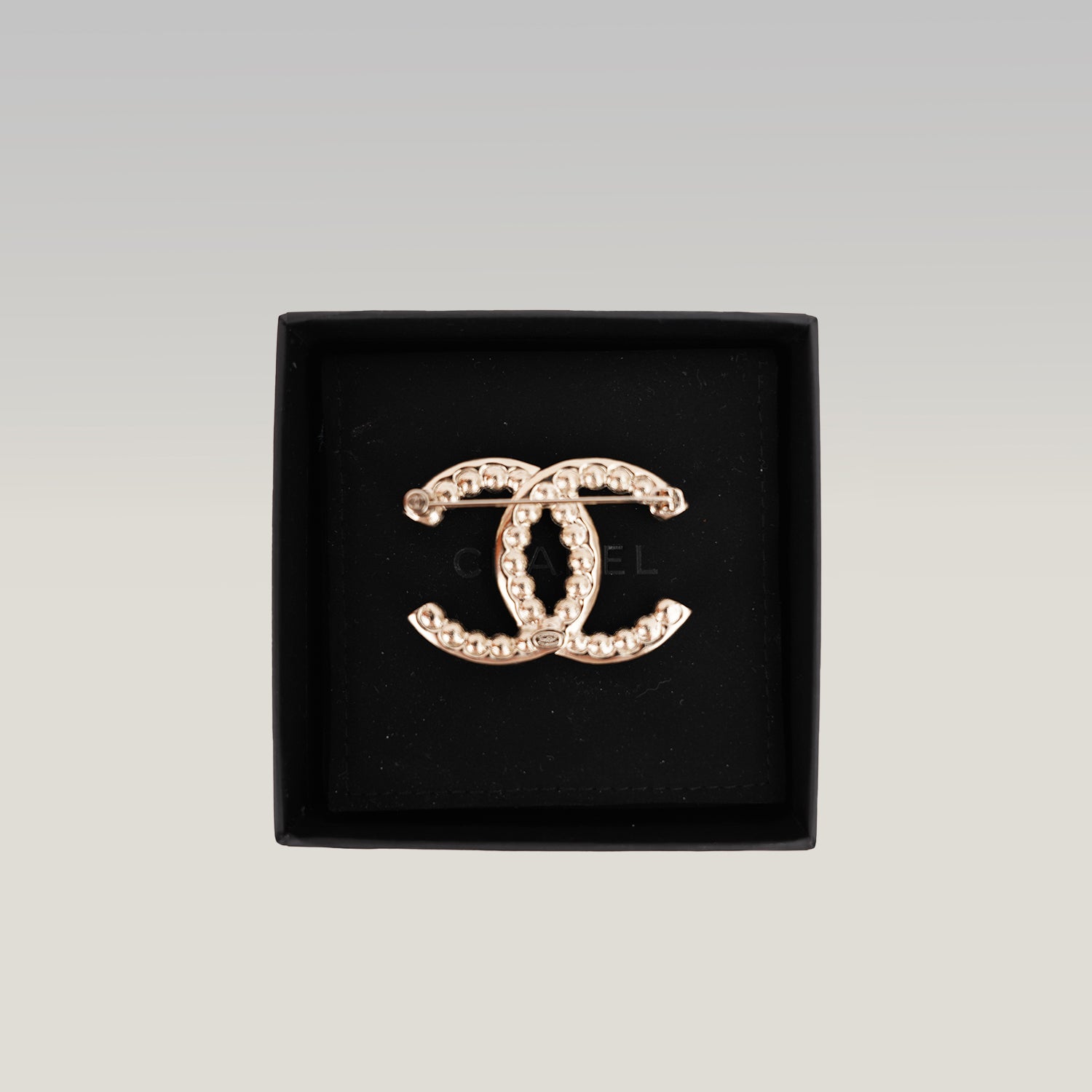 Spilla Chanel CC 22C con Perle Viola e Cristalli – Nuova con Scatola