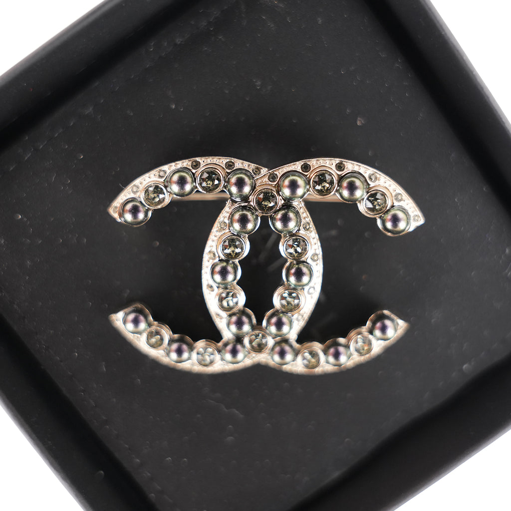 Spilla Chanel CC 22C con Perle Viola e Cristalli – Nuova con Scatola